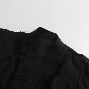 Vue détaillée d'une robe noire vintage de style français avec col en dentelle fine