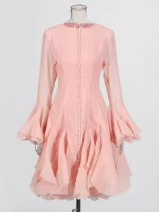 Elegante roze jurk met lange klokmouwen en ruches met een ronde halslijn