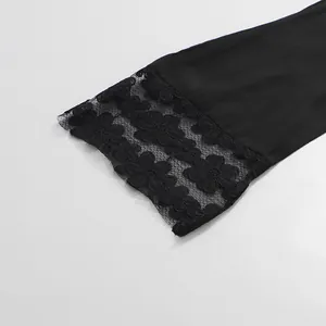Gros plan sur les délicates broderies de dentelle noire d'une robe de style vintage.