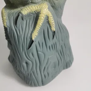 Nahaufnahme-Makrodetail einer realistischen Adlerfigur mit Krallen und Federstruktur