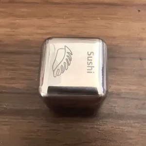 Detailansicht eines Food Decision Würfels aus Metall mit graviertem Sushi-Symbol