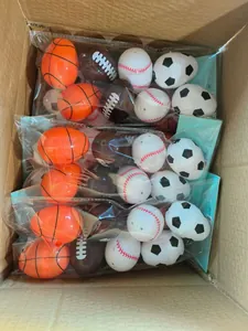 Vista detallada de huevos de Pascua con patrones de balones deportivos en una caja de cartón