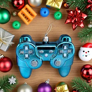 Vista ravvicinata dell'ornamento natalizio a forma di controller blu per albero di Natale