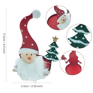 Gros plan du bougeoir gnome de Noël en métal rouge avec dimensions et détails