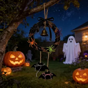 Halloween-Kranz aus Weidenzweigen mit bunten Spinnen, schwarzer Schleife, Glocke und Fledermäusen.