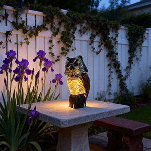 Detailansicht einer realistischen Eulenstatue mit warmem Leuchten für den Garten