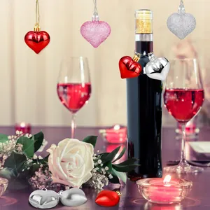 Primer plano de adornos colgantes en forma de corazón en una cena romántica de San Valentín