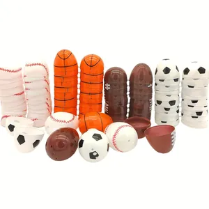 Primer plano detallado de huevos de Pascua de plástico con temas deportivos para decoración