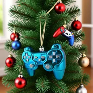 Vista dettagliata di un ornamento a forma di controller blu su un albero di Natale.