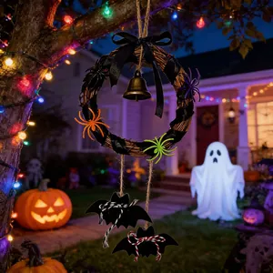 Dekorativer Halloween-Rebenkranz mit Goldglocke und Spinnen in einem festlichen Nachthof