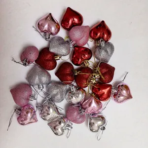 Primer plano de adornos en forma de corazón con acabados brillantes y purpurina