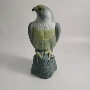 Lebensechte Falkenfigur aus Kunststoff zur Vogelabwehr im Garten und Außendeko