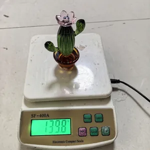 Adorno decorativo de cactus de vidrio hecho a mano pesado en báscula digital