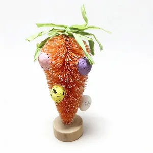 Décoration de Pâques festive en forme de carotte orange avec œufs colorés sur socle bois.