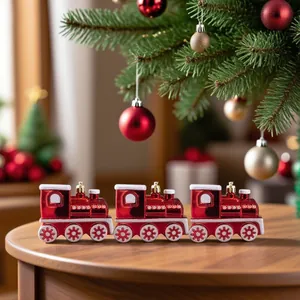 Detailansicht von roten galvanierten Plastikzug-Weihnachtsbaum-Anhängern.