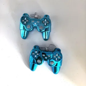 Dettaglio di due decorazioni natalizie a forma di controller per videogiochi blu