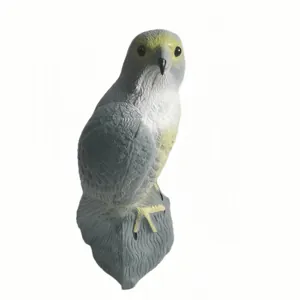 Detail der realistischen Federstruktur eines Falken-Gartenornaments aus Kunststoff zur Vogelabwehr