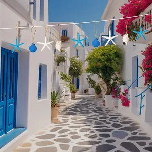 Μπλε και λευκά ρητινούχα αστέρια και κοχύλια κρεμασμένα σε ένα μεσογειακό δρομάκι