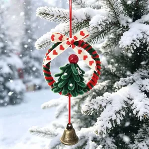 Dettaglio di un addobbo natalizio festivo con albero in scovolino e campanella
