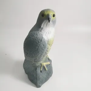 Realistische Falken Vogelattrappe aus Kunststoff für den Garten und die Bürodekoration
