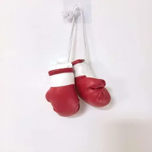 Mini guantoni da boxe rossi decorativi da appendere allo specchietto o alla borsa.