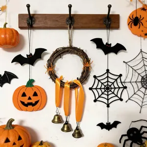 Halloween-Kranzdekoration mit Rebenkreis, Glocken und Filzfledermäusen an Haken