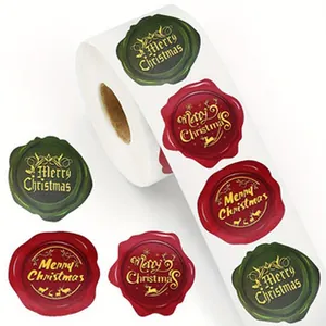 Detalle de pegatinas de sello de Navidad rojas y verdes con texto dorado de Navidad.