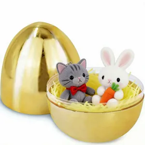 Vista dettagliata di un uovo di Pasqua dorato aperto con teneri peluche di coniglio e gatto