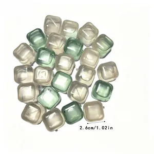 Detail van 2,6 cm herbruikbare groene en transparante plastic ijsblokjes voor drankjes