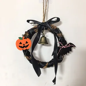 Handgefertigter Halloween-Rattan-Kranz mit schwarzer Schleife, Glocke, Kürbis und Fledermaus