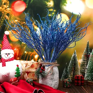 Dettaglio rami artificiali blu glitterati per decorazioni festive in casa