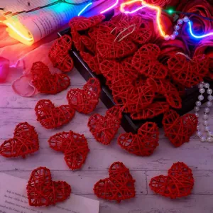 Detailansicht von roten Weidenherzen in einer romantischen Valentinstags-Szene