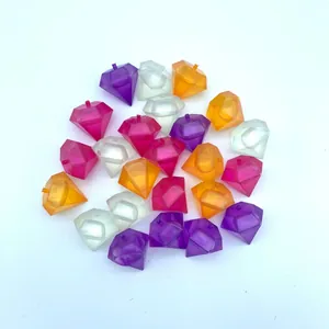 Glaçons réutilisables en plastique coloré en forme de diamant sur fond blanc.
