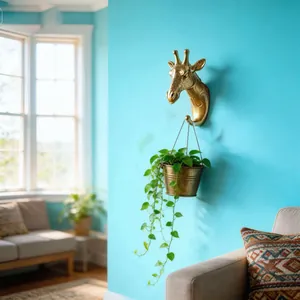 Crochet mural élégant en forme de tête de girafe dorée pour une plante dans le salon