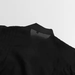 Détail de la robe en dentelle rétro française noire avec empiècement en mesh fin.