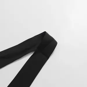 Gros plan détaillé sur la ceinture en tissu noir élégante d'une robe vintage française