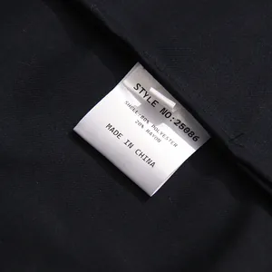Primer plano de la etiqueta de composición de un vestido sin mangas azul marino moderno