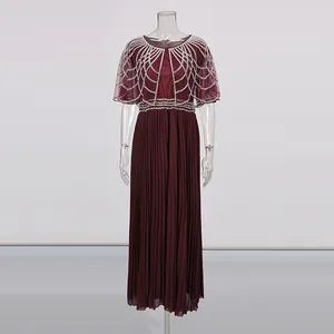 Vista frontal del vestido plisado rojo vino con capa de malla y pedrería elegante