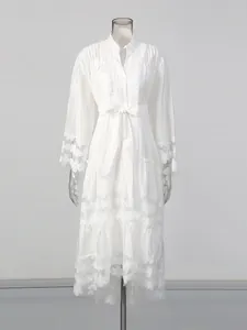 Élégante robe maxi en dentelle blanche vintage française avec empiècements en résille fine.