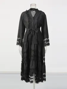 Élégante robe longue en dentelle noire vintage avec détails en maille fine