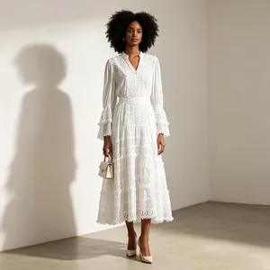 Robe midi blanche à volants de style français avec broderie anglaise délicate