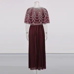 Vista trasera de vestido largo plisado granate con capa de malla y lentejuelas