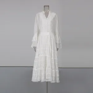 Vue détaillée d'une robe en dentelle blanche de style français à manches évasées.