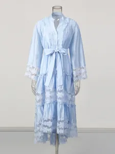 Robe en dentelle vintage française bleu clair avec coutures en mesh et ourlet à volants