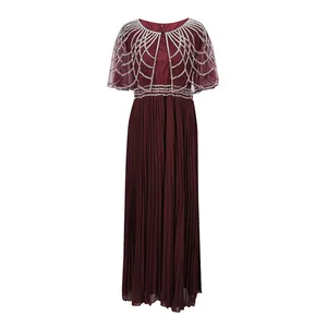 Vista detallada de un elegante vestido largo rojo vino con capa de malla de lentejuelas