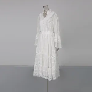 Vue complète d'une robe française blanche à volants avec broderie et manches cloche