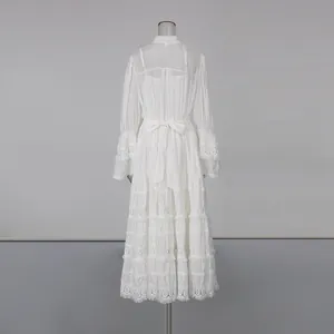 Vue arrière de la robe longue blanche de style français avec broderie et manches cloche.