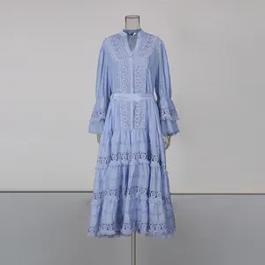 Vue détaillée robe longue bleue avec broderie évidée et manches cloches style français