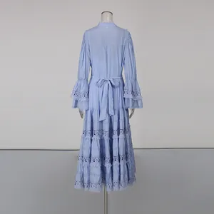 Vue arrière d'une robe à volants bleu clair de style français avec broderie ajourée