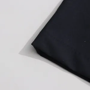 Detalle del tejido del vestido azul marino que muestra la textura fina y costuras de calidad